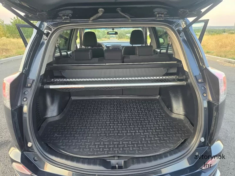 Продам Toyota Rav 4 2017 год