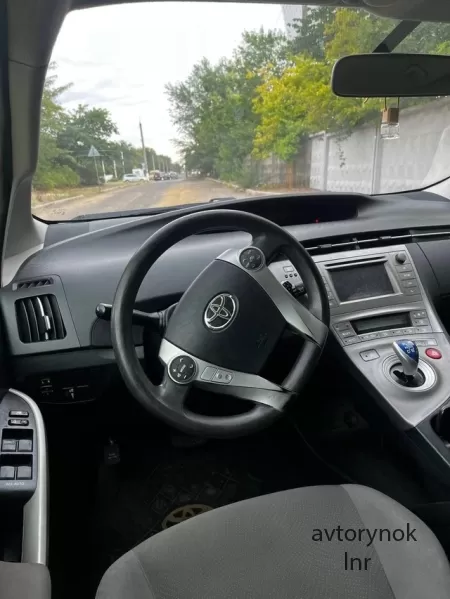 Продам Toyota Prius 2013г